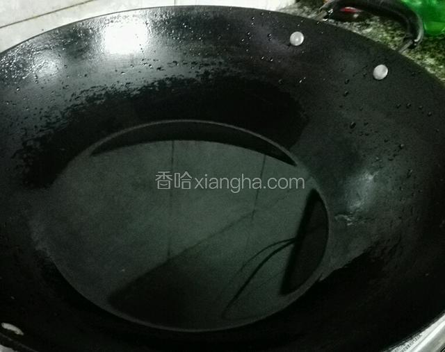 锅里放入水