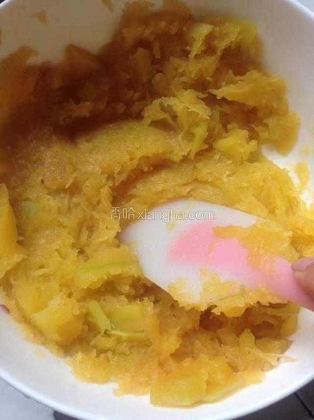 先制作南瓜馅；
把南瓜去皮去籽，上锅大火20分钟左右，蒸好压成南瓜泥，倒入炒锅小火不停翻炒（个人建议最好选择老南瓜、味道比较香浓！我这个太嫩了）