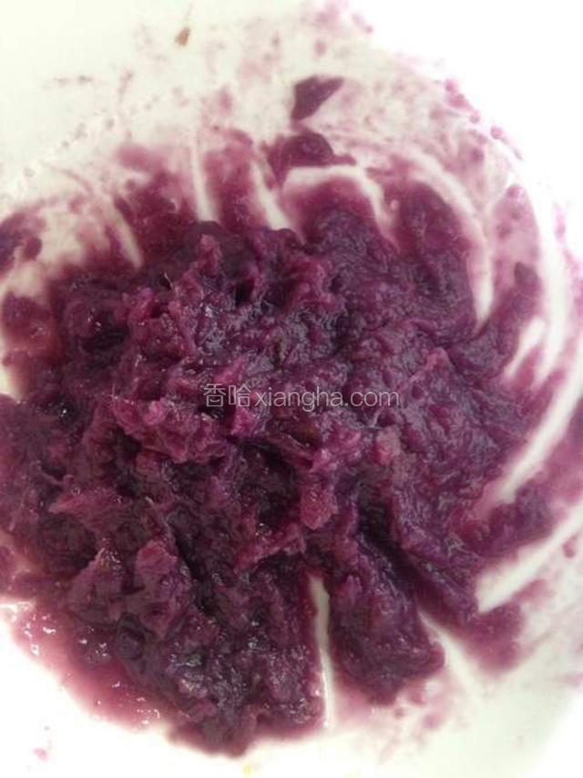 制作冰皮：








把紫薯去皮切片，上锅蒸熟后30克清水压成紫薯泥