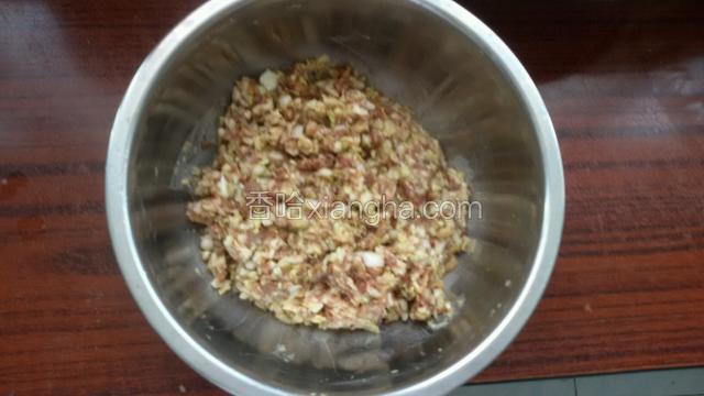 羊肉白菜馅加入调味料拌均匀备用