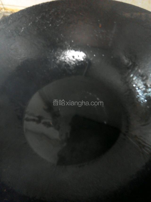 锅中放入羊油，菜籽油