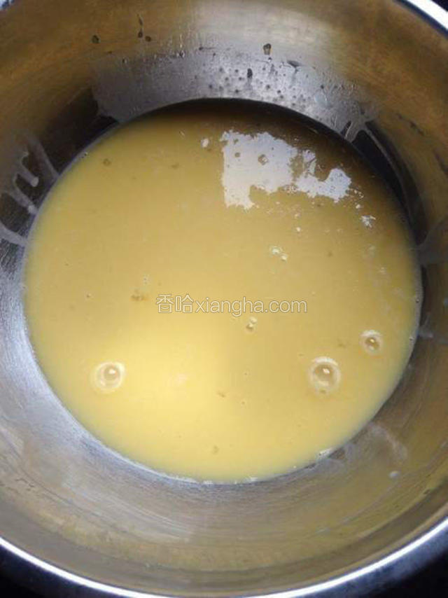 先制作奶黄馅；








鸡蛋加入砂糖50g，打至砂糖完全融化后加入牛奶185g，搅打均匀！