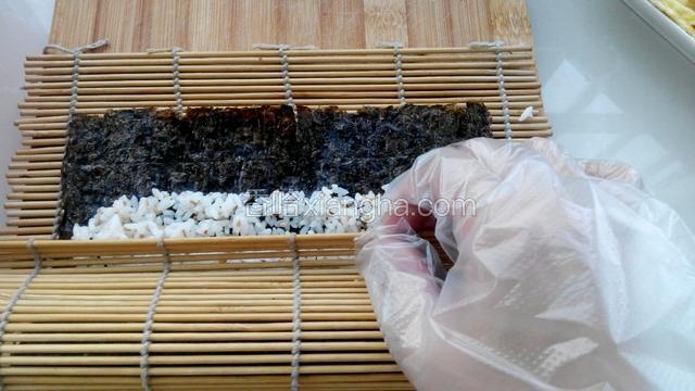 把菜都包里后隔着帘子按紧，拽着帘子往前再卷，再按。