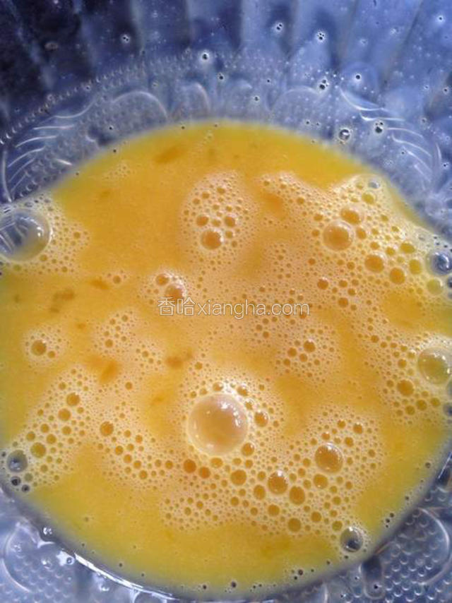 先制作蛋黄糊；
蛋黄中加入1/4的糖粉，搅拌至糖粉完全溶化，蛋液成浓稠状态。