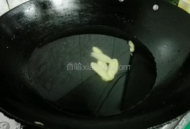 锅中放入水，再放入姜片，再倒入3勺料酒后把水烧沸