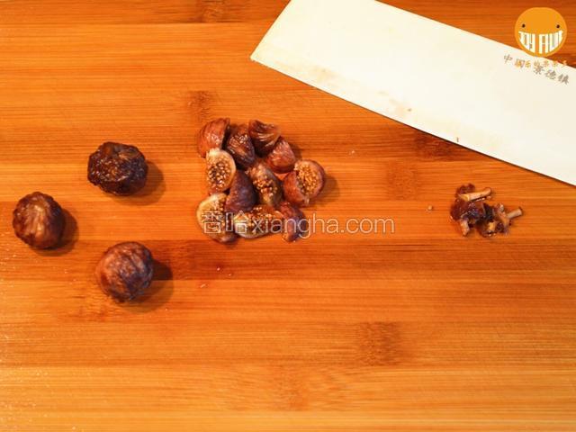 2.将每个红酒无花果干四等分切成瓣状，剩余的红酒汁需保留；