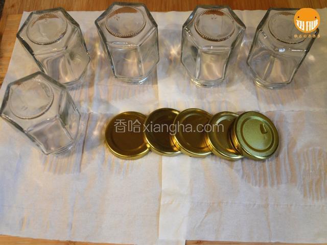 8.取出沥干水，倒扣果酱瓶；