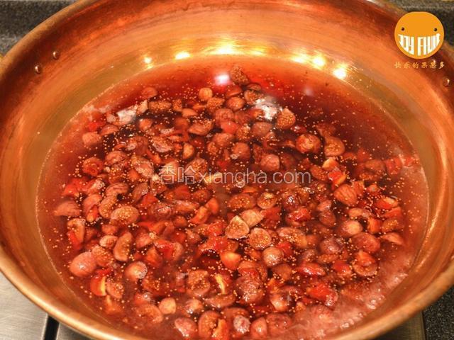 9.自冰箱中取出，倒入铜锅内以中小火熬煮；