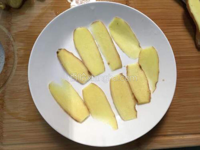 盘里摆入九片姜片
