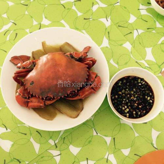 将葱花、蒜蓉、酱油、醋和在一起调成蘸酱