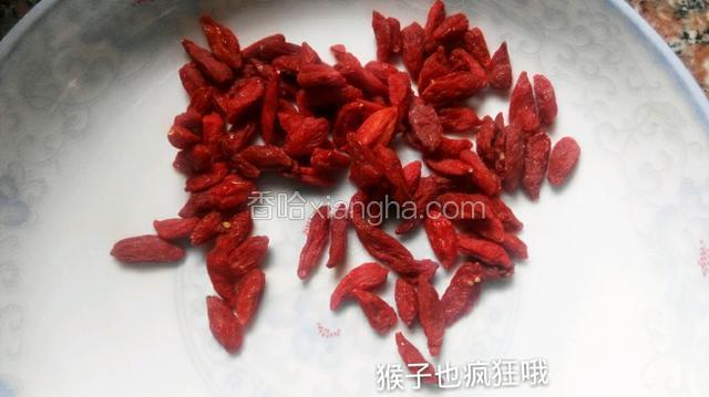 枸杞洗净～装盘备用～
