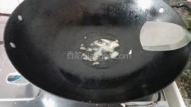 锅烧热，放入2勺子油，油烧到8成热时放入姜丝爆香，
