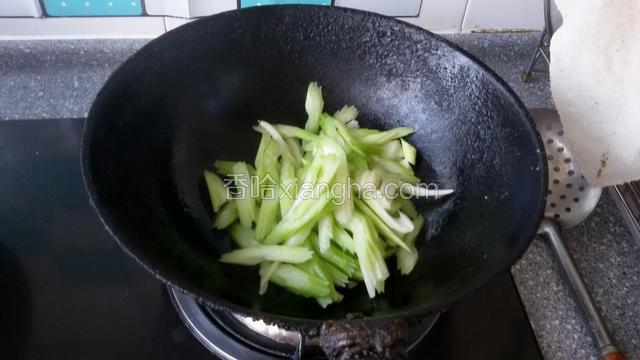 下入芹菜翻炒几下