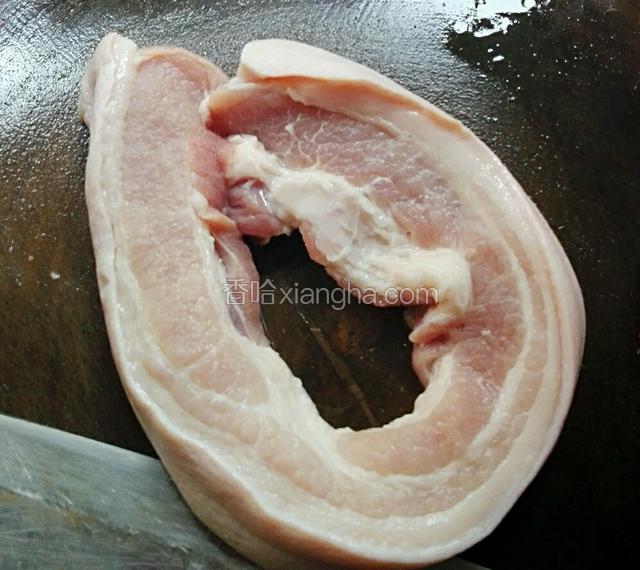 准备五花肉洗干净