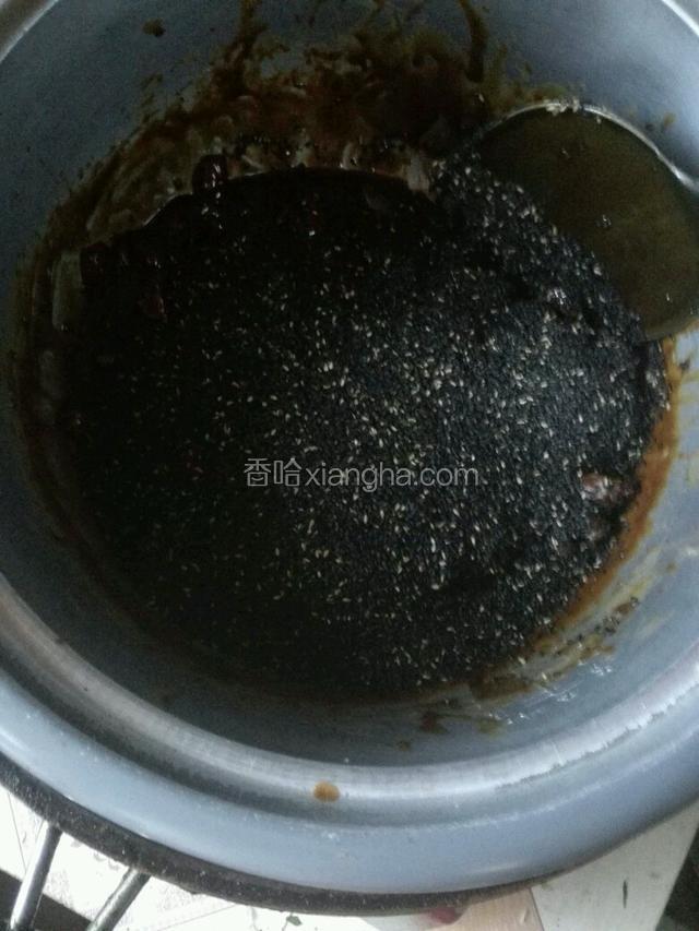核桃搅拌均匀之后，再放入黑芝麻，