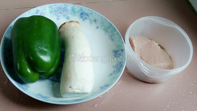 如图，备齐食材。