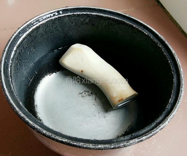 杏鲍菇切掉头，用淡盐水浸泡二十分钟。杀菌。