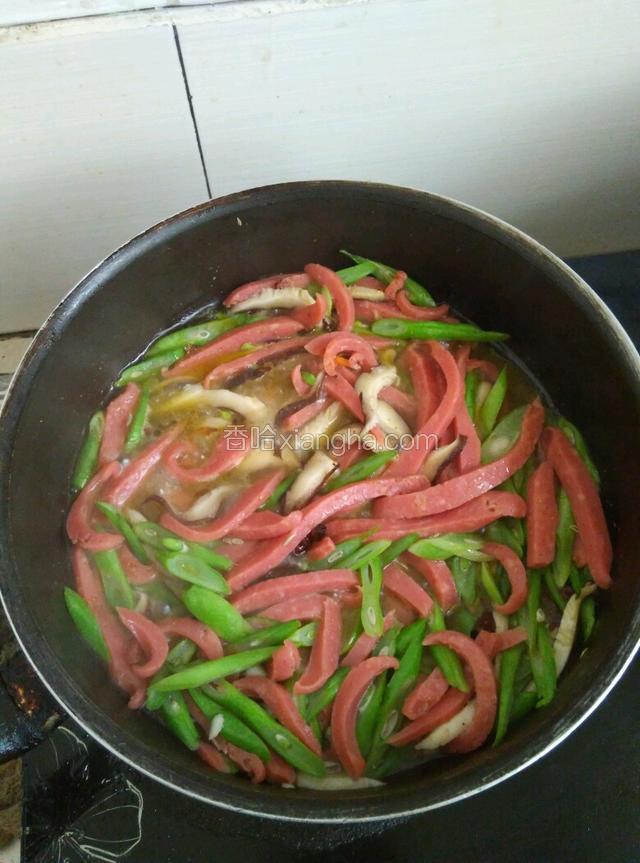 开火锅烧热，油倒进锅里，放花椒，干辣椒，
八，炒出香味，先放香菇炒一会，放豆角，香肠，青椒红椒
丝一起炒。
