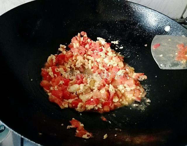 倒入鸡蛋炒2分钟左右，如果觉得干可以放入少许水。因为要拌面嘛。放入1勺子盐炒均匀即可
