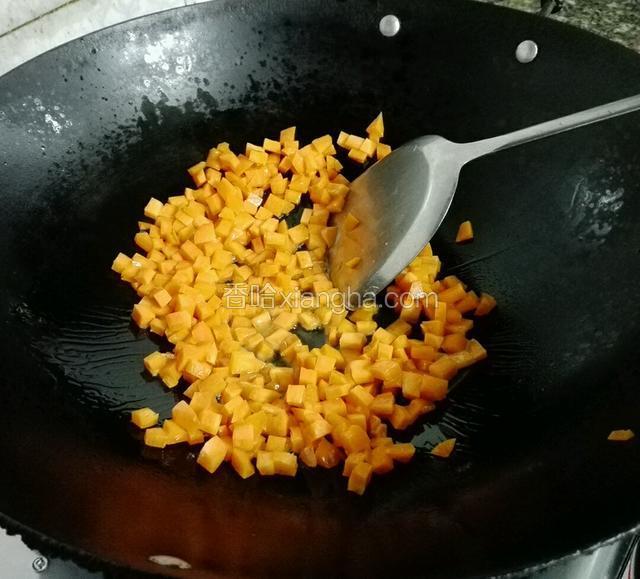 锅预热，入花生油，油温热后先放入胡萝卜炒一下
