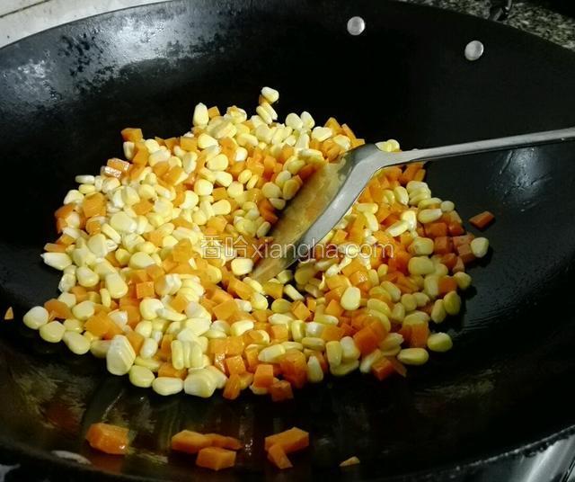 再倒入玉米粒一起炒两分钟左右