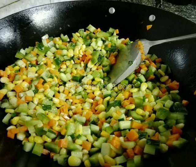 最后倒入辣椒和青瓜，炒至熟