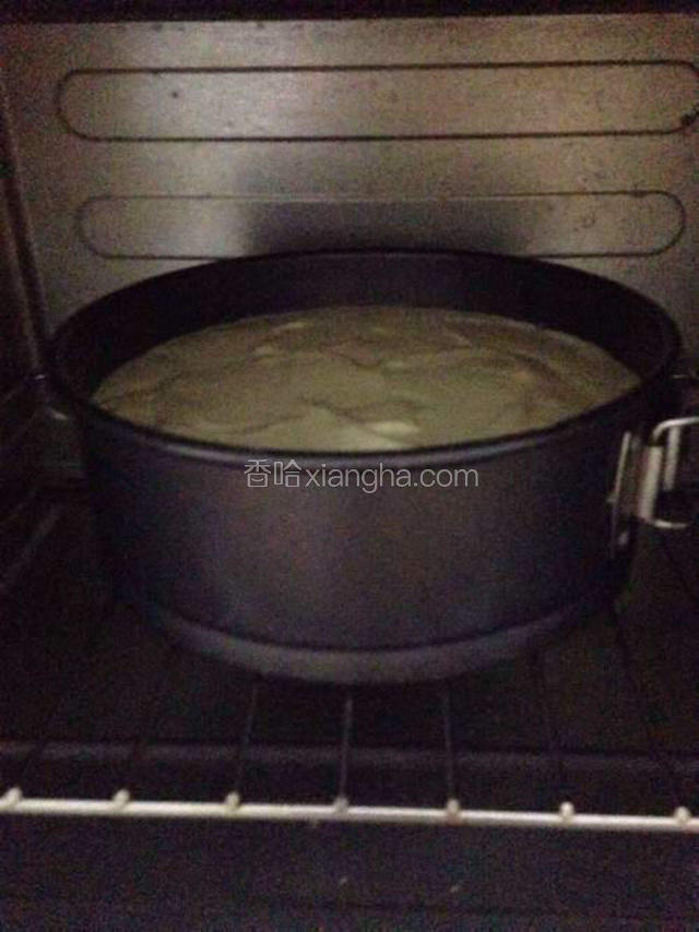 放入预热好的烤箱（水浴法烤制）把蛋糕模具放入盛热水的烤盘中或烤网上！170度、烤10分钟！再转150度、烤40分钟。