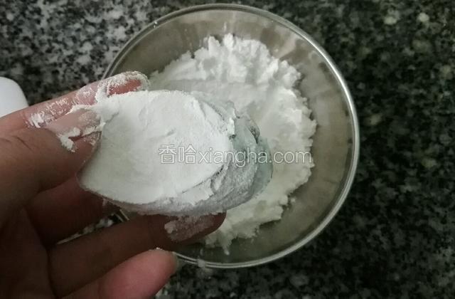拿一个茄子裹上一层淀粉
