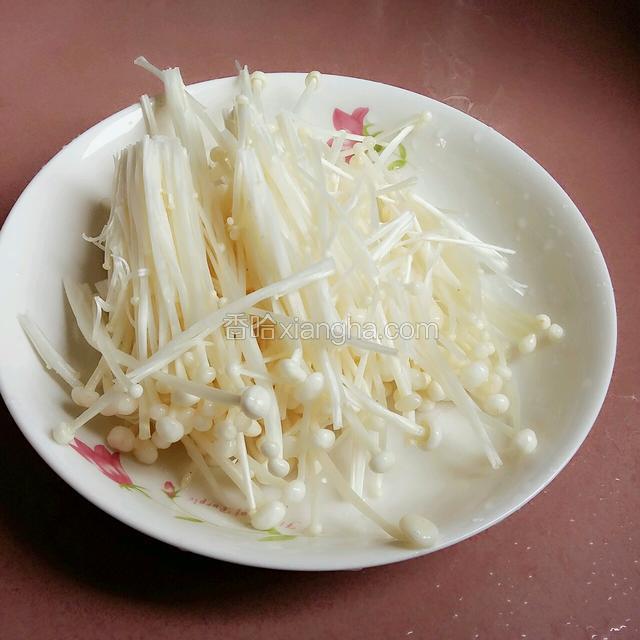 浸泡后的金针菇用清水洗多两次。