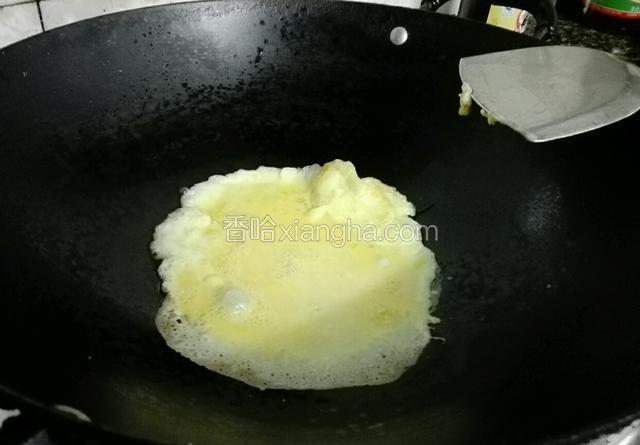 锅烧热入花生油，倒入鸡蛋，