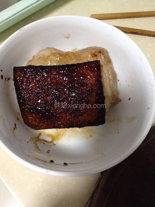 稍冷肉皮抹甜红酱油(自己密制)，放抹有少许油的炒锅中烙肉皮，烙好马上放回煮肉的水中浸泡几分，捞出晾冷。