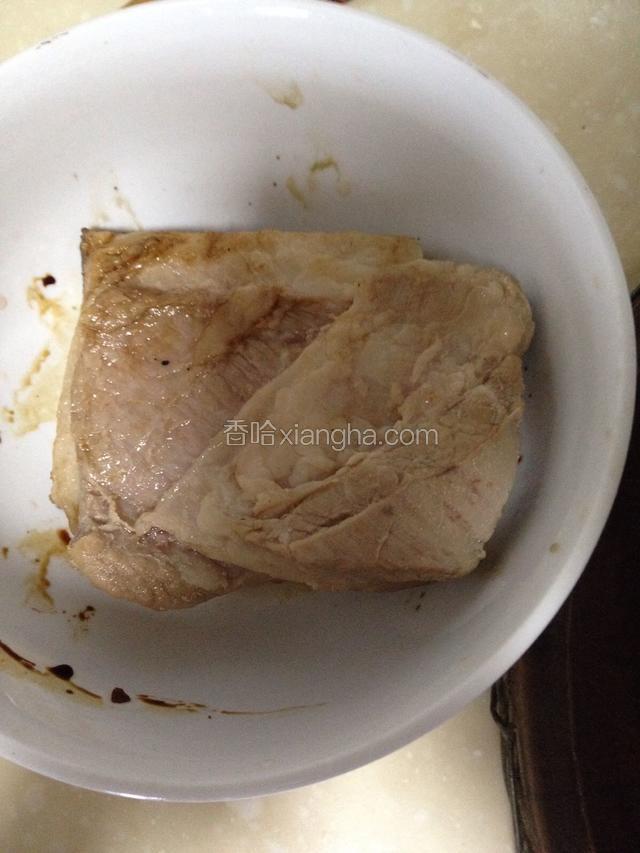 五花肉冷水下锅煮开捞出。