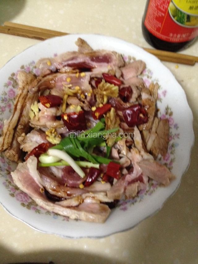 码好的肉再依次放生抽、干辣椒段、姜丝、葱结、冰糖在肉面上。
