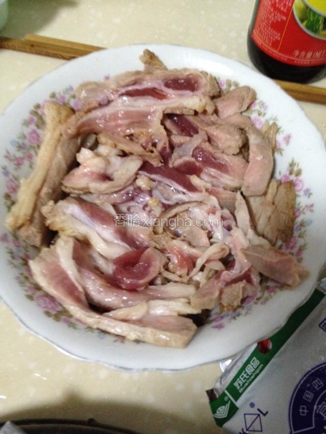 将肉切薄片码入蒸碗中，肉皮向下。