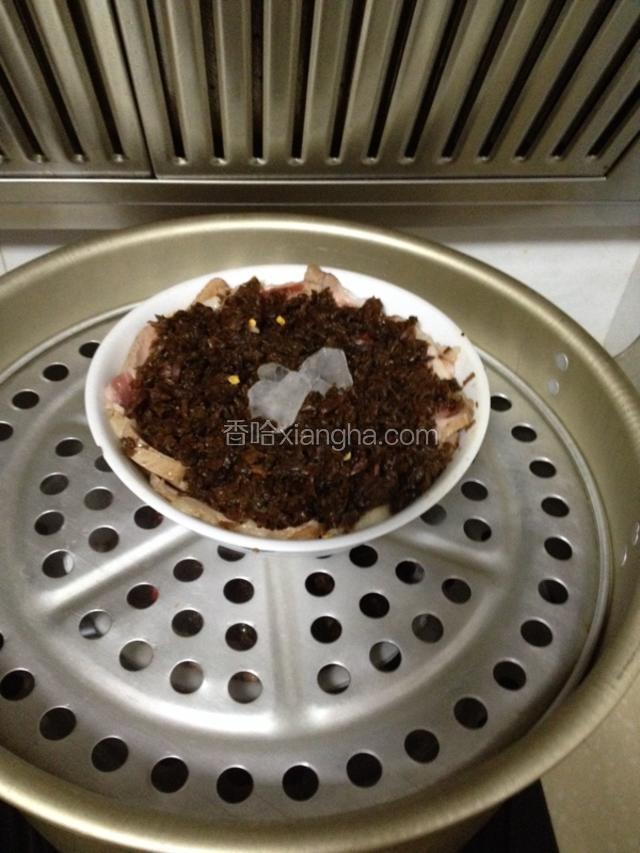 蒸锅水烧开放进锅隔水大火蒸十分钟，再转中火蒸五十分钟。