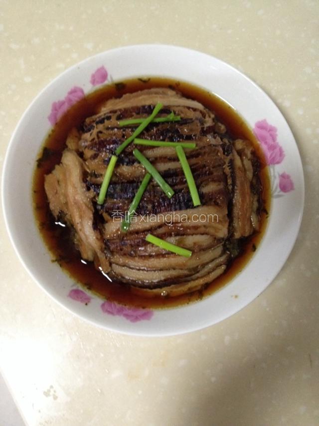 蒸好的扣肉翻盘:先篦出汤汁装在另一个小碗里，将扣肉扣入盘中，再淋入汤汁，一盘咸鲜香糯的芽菜扣肉就完成了。祝大家用餐愉快。