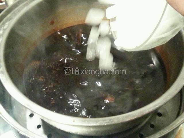 阿胶冒泡时加入冰糖（冰糖可以提前打碎，我偷懒了，就这样加上了）