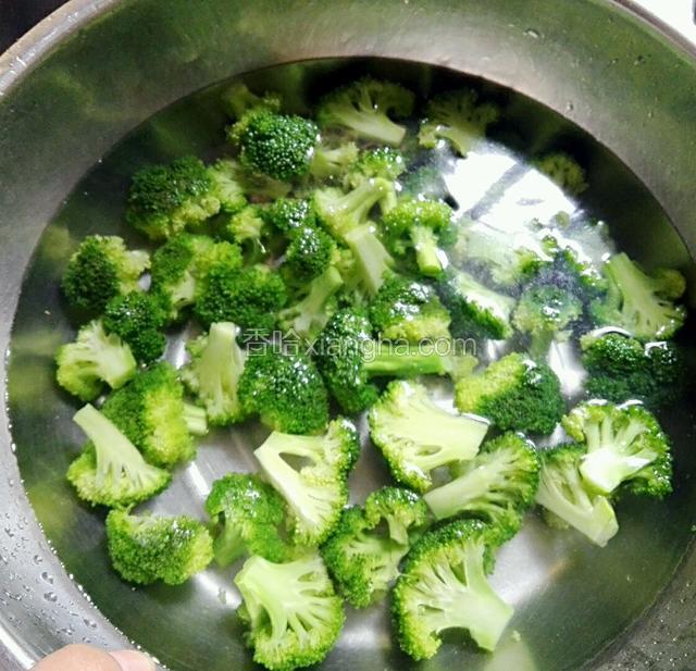 焯好水立马放凉水里过凉，以防颜色变黄