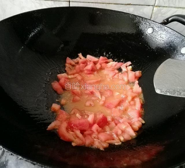 锅预热，入花生油油热后倒番茄炒出汁