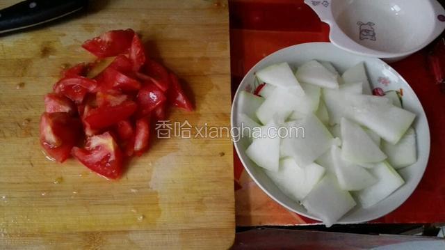 冬瓜去皮切块，西红柿切块