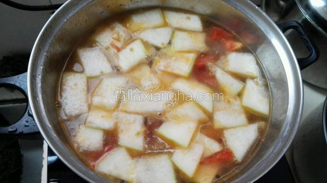 汤锅放水，水烧开后，把菜放入煮5分钟
