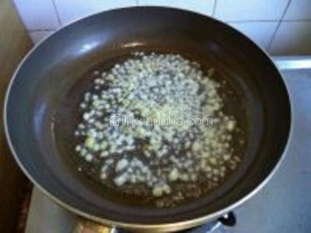 锅烧热后，放油，爆香姜蒜。