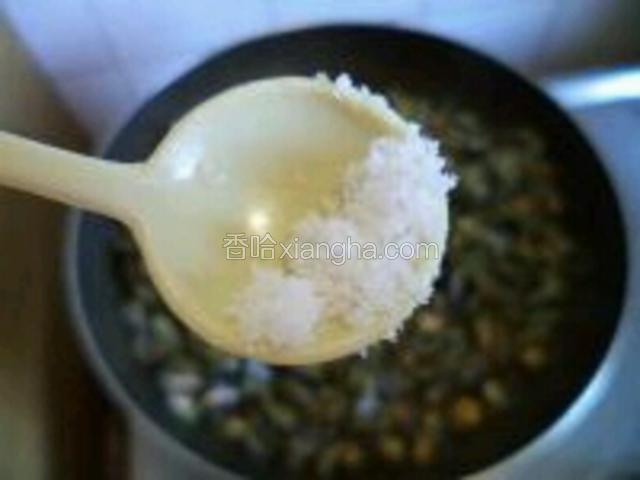 加入盐，糖，生抽，蚝油等调味料。