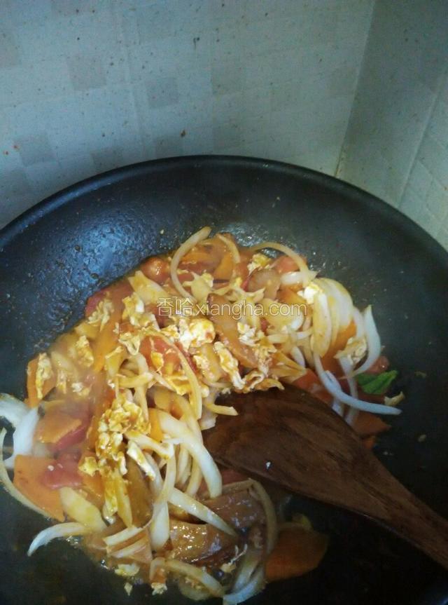 待所有的蔬菜都炒软后 加入面条继续炒 加盐 出锅前加点味精 