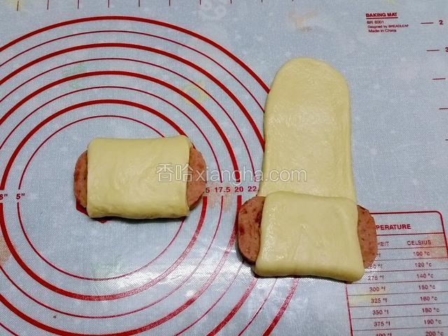 先將午餐肉分成8片，將小麵團擀成長舌狀，放上一片午餐肉卷起來，收口處捏實