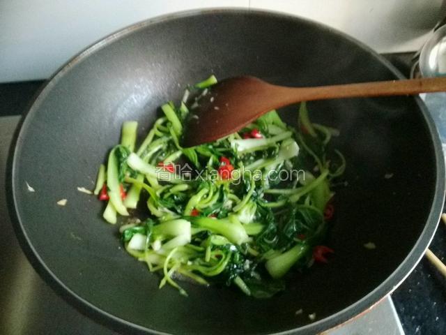 炒一分钟左右，加盐，鸡精。