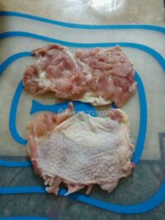 稍大的鸡腿 取下带皮的鸡腿肉 尽量取的完整些 用刀轻轻拍拍鸡肉让其平整均匀 可以轻轻划几刀让其薄一些

