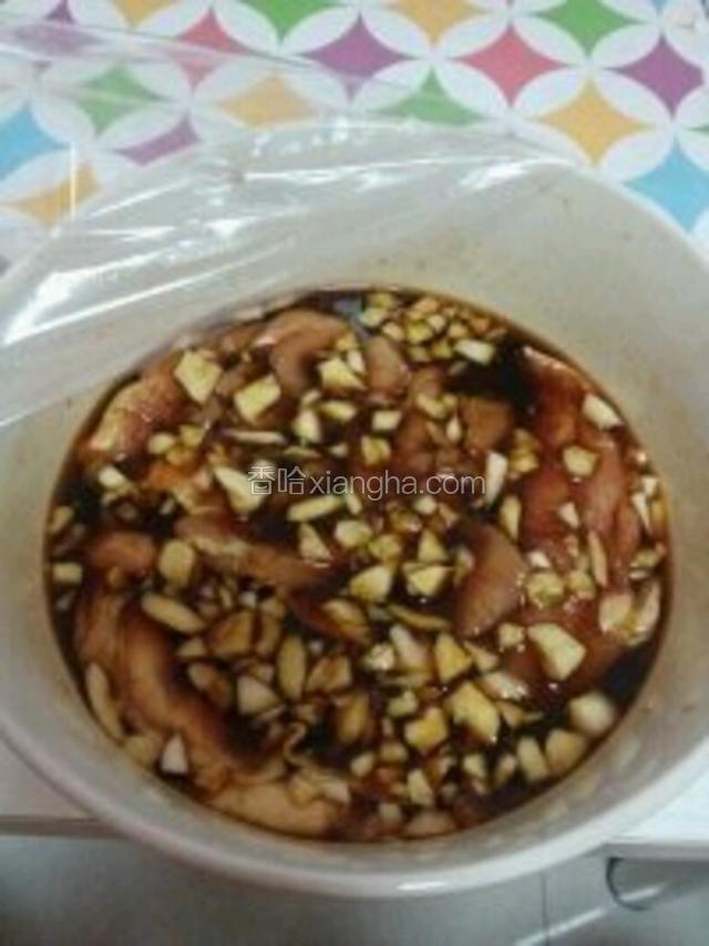 鸡腿肉腌在酱汁里 上面撒上蒜末 腌制一两小时

