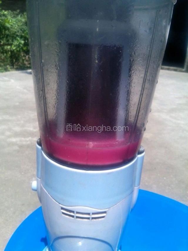 用火龙果的皮加一点开水，白糖，倒入料理机里面打成汁
