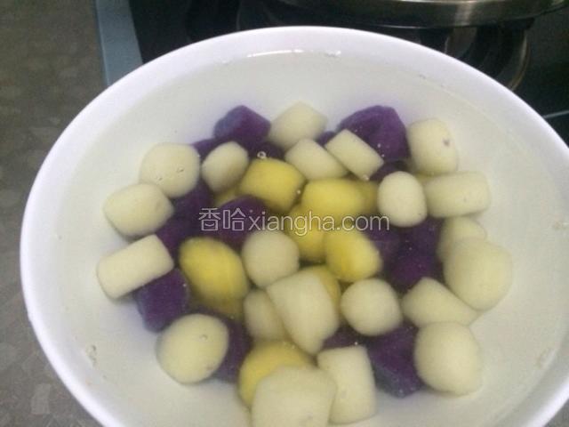 水烧开，倒入芋圆，煮来芋圆浮起来
以后再煮三分钟，准备一碗凉水过一道防止黏在一起